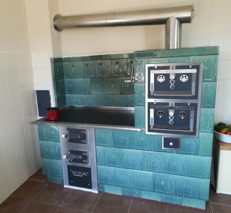 Vydařená rekonstrukce kachlového sporáku. Bylo nahrazeno veškeré kování. Zachovány zůstaly pouze kachle. Sporák vaří, peče topí.